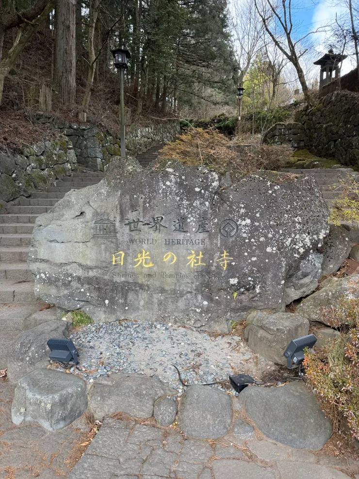 橋旁邊往上就是世界遺址的神社