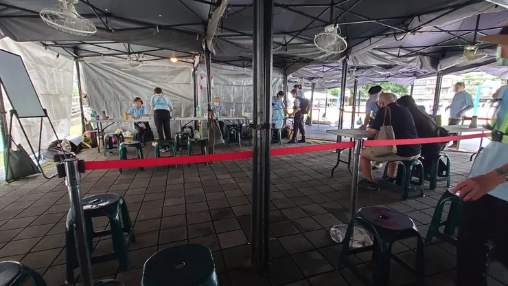 臨時避難收容所，排隊登記資料後，會由專人帶往災民休息區，再細分為單身男、單身女、家庭休息區等等。