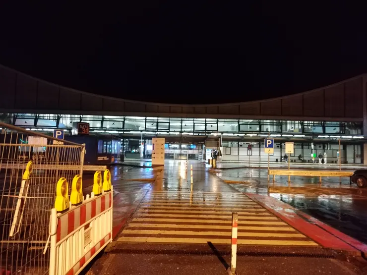 你各位阿，原來機場會關門