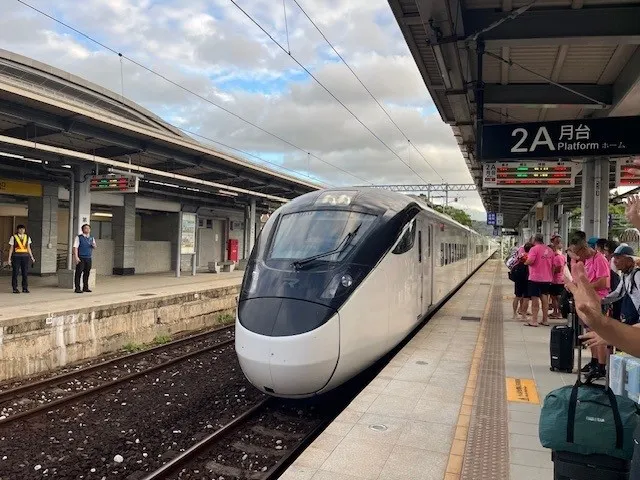 自強號3000型，美!!