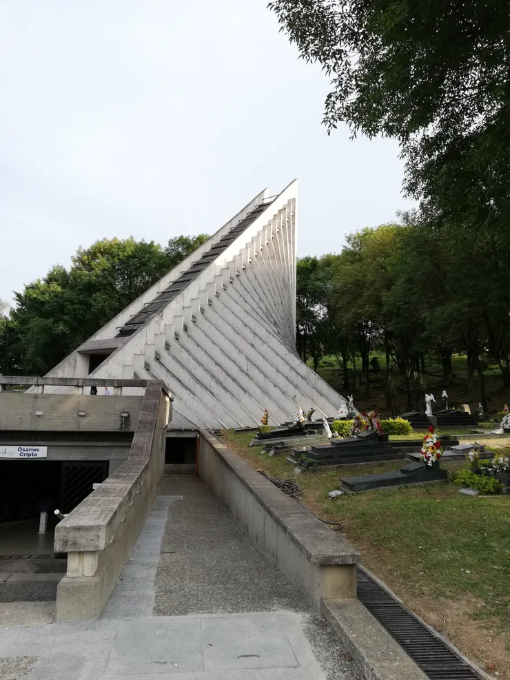 墓園裡附設的教堂