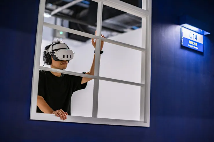 門窗外的場景讓整個空間更有說服力。（照片：高雄電影節提供／攝影師：陳瑋晟）