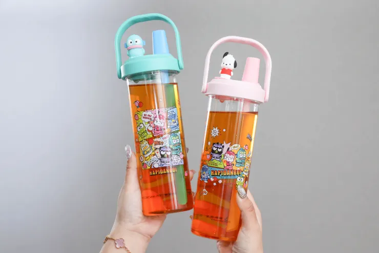 圖說：兩款聯名Tritan環保瓶以主打色「藍」與「粉」為設計主軸，搭配人氣卡通角色帕恰狗與人魚漢頓公仔，可愛又環保，已於4／4開放預購。（資料來源：清心福全）