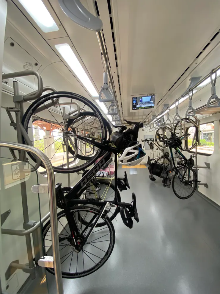 火車回台東，車廂內有三個台中來的遊客，人家來花東都騎公路車。勸我提升腳踏車的檔次，這樣才能將車掛上車架。 但，我不想。公路車那麼快，我的程度只適合騎這種小摺，不然我在池上大概天天要鼻青臉腫了。