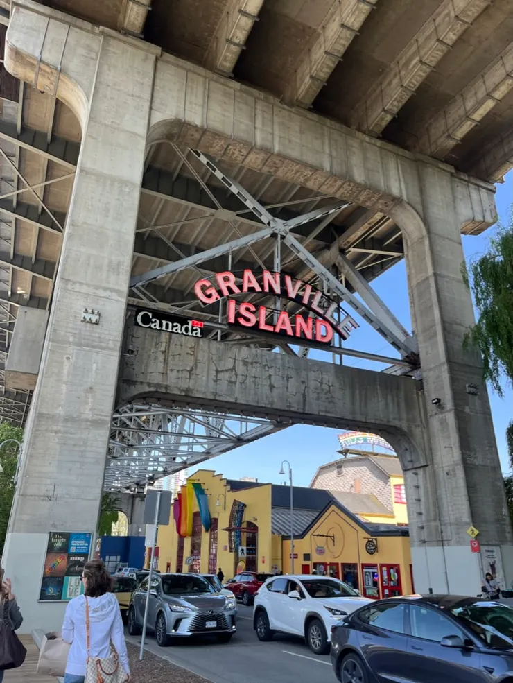 公車站下來往前走就看到大大的標示