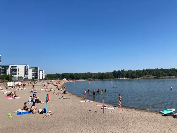 高溫讓海灘擠滿人潮