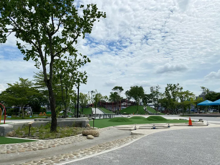 陽光運動公園有許多兒童遊樂設施