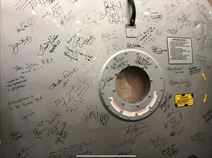 寧靜號退役的艙門上有許多重要級賓客的簽名