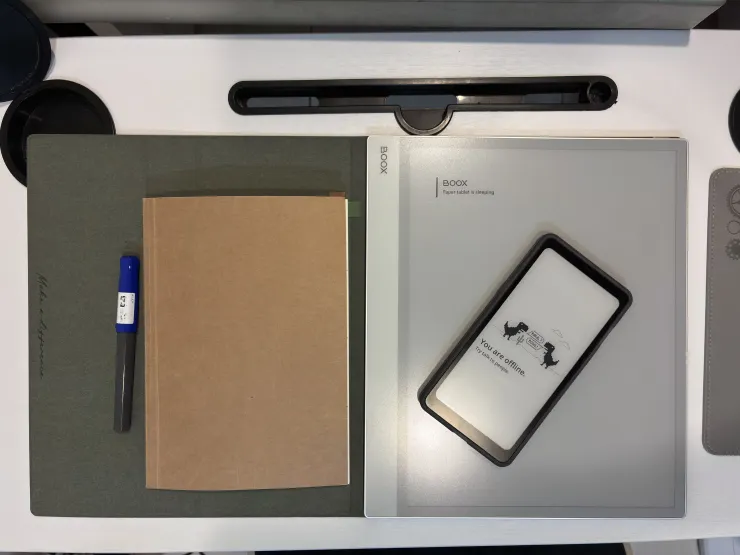 Boox Note Max 的保護殼採用與 Go 10.3 雷同的設計,平放時會佔據不少桌面空間