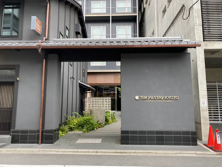 飯店大門外，挺是雅致。