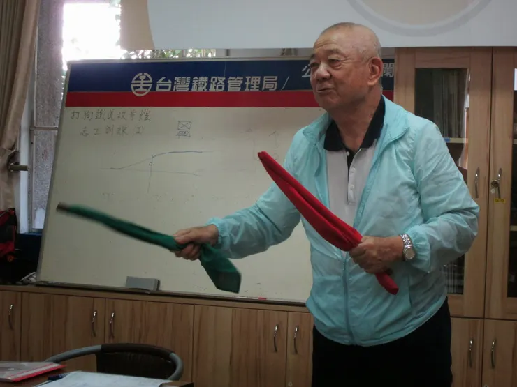 郭約義老師在2014年的號誌旗教學照片