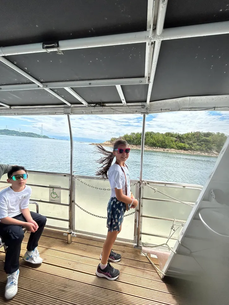 被海飛吹拂的女孩