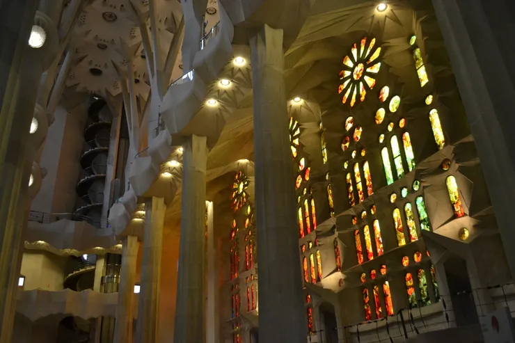 不同顏色的窗花,隨著陽光照射進來的時間及角度,形成律動的光影,為原本有點陰沉的內部,增添了生動活潑的氣氛。