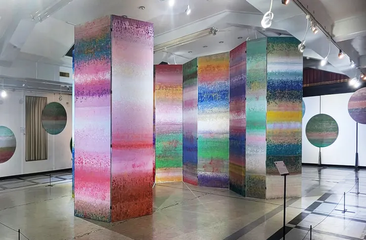 積吶虹光，〈青天白日滿地「虹」樓與虹心球〉，壓克力顏料、紙。