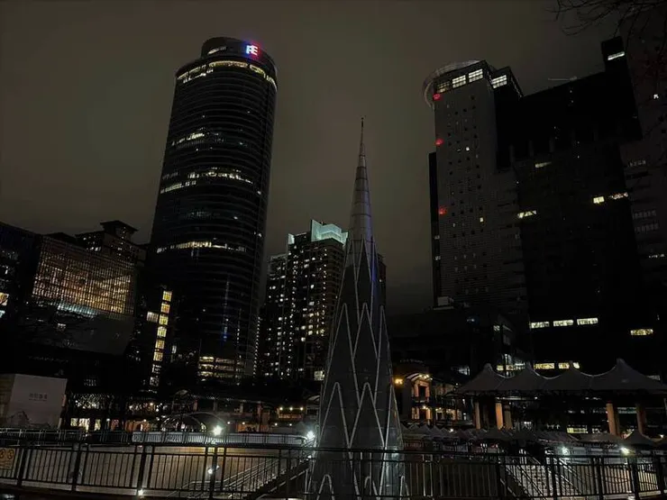 新北市政府第一行政大樓及市民廣場配合關燈一小時。（資料照：新北環保局提供）