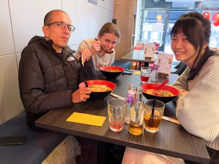 買完玉石吃拉面, 三人帳單55歐 ,夜市品質的拉面