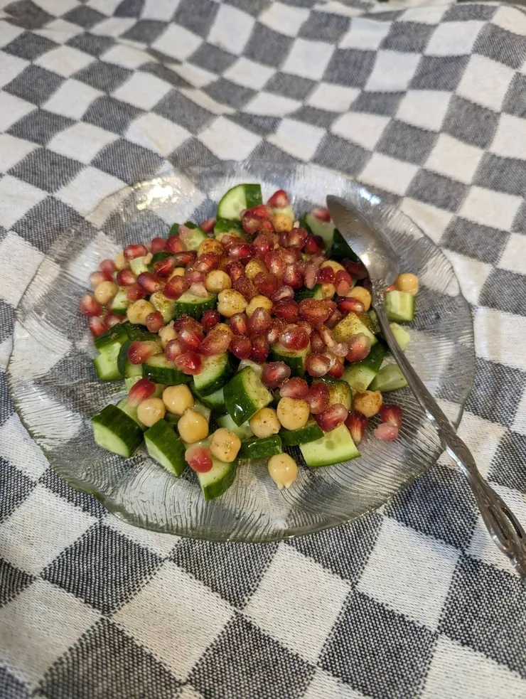 黃瓜、鷹嘴豆與紅石榴沙拉，佐橄欖油與孜然粉
