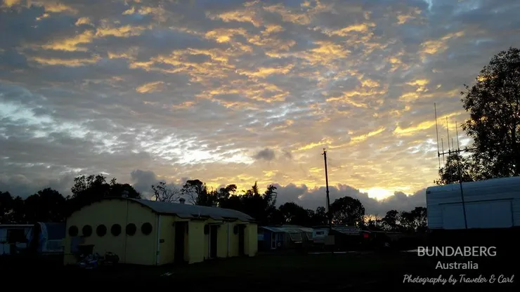 車屋營地內的日落，中間的建築是廁所及洗衣間