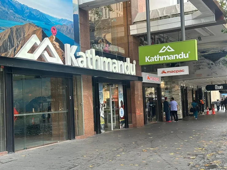 相較於icebreaker，Kathmandu & Macpac是比較平價的國民品牌，到哪裡都看的到