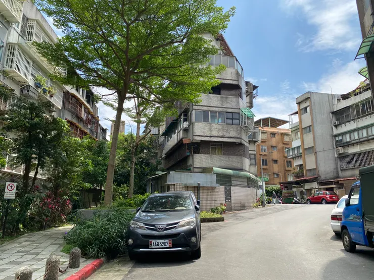 羅斯福路五段92巷，萬盛溪鑽進夾角公寓的後巷。