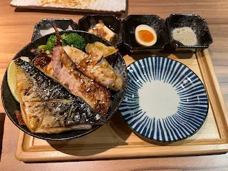點套餐的目的是為了先嚐嚐店家自信且推薦的料理，總不能一來就胡亂單點，萬一都剛好是雷，豈不是第一印象就打壞了？所以，先吃一次正常版本的，之後再來做變化，這就是點餐的樂趣所在，沒有規定每次來都只能點定食吧？