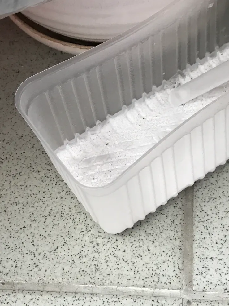 沒用完的防水劑乾掉後底部會留有白色藥劑