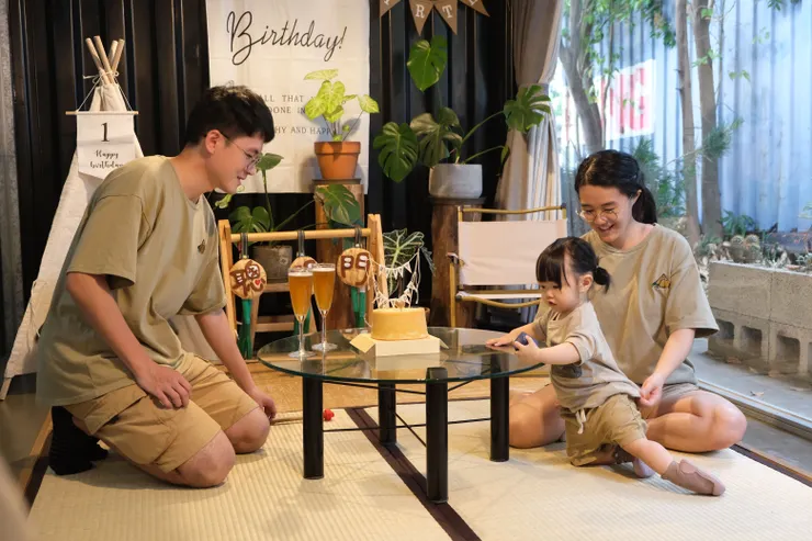 服裝意外的跟背景很搭