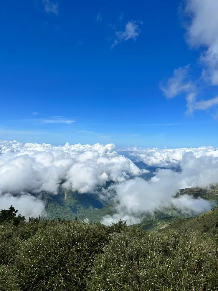 看著這片天空與雲深呼吸
