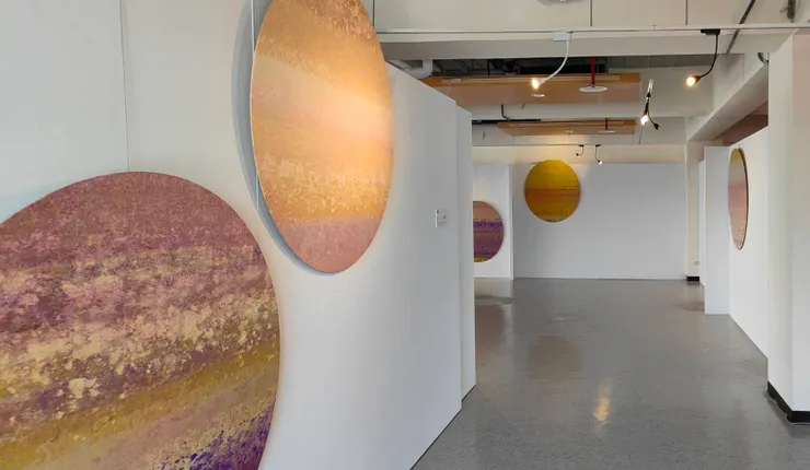 紫色的深沉如夜晚的祈禱，金色的溫暖如黎明的擁抱，在紫金交織的夢幻國度，每一道光都是心靈的回音。西元2024年3月，虹心球、空間與時間的對話。