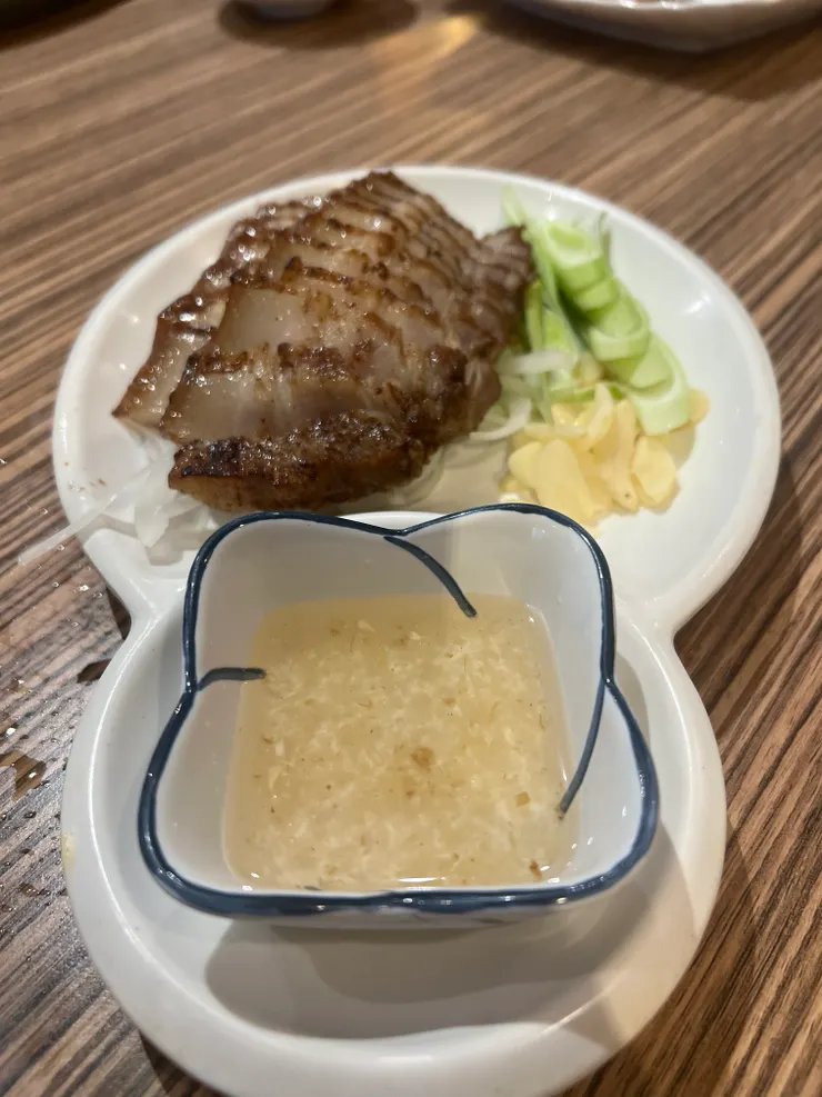 秘制鹹豬肉，軟嫩不油膩，搭配醬料和蒜頭、大蒜、洋蔥絲，真的絕配。連我們家不太敢吃肥豬肉的人都覺得很棒，推薦！