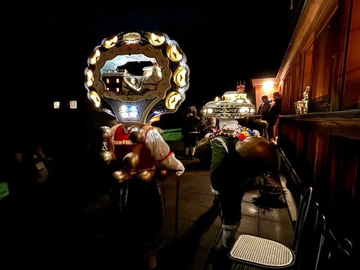 夜間除夕老人面具點燈,十分吸睛。(攝影/漢斯魯艾迪.丁)