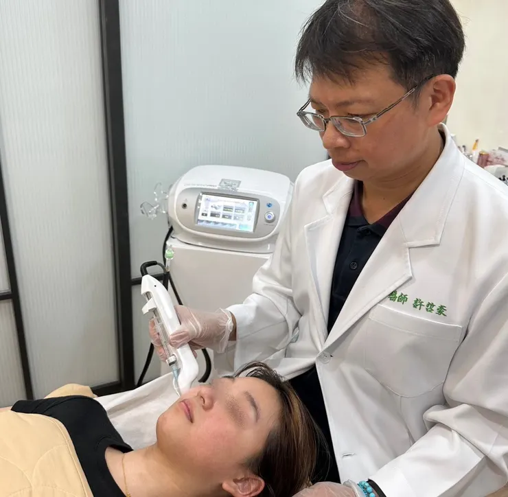 圖說：許哲豪醫師正在進行診治；圖中患者與本文無關。（圖／豪美學診所）