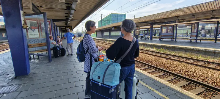 【在Antwerpen-Berchem站候車】