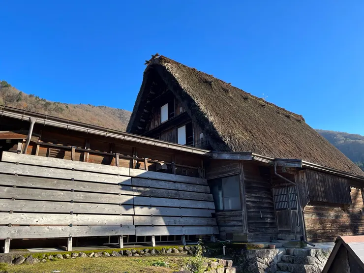 最愛白川鄉回憶場景是夏天拍的，現在深秋了，木板條應該是防風用的