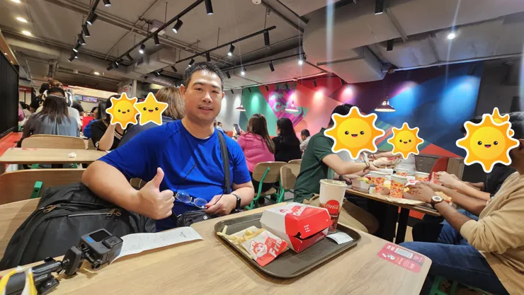 快樂蜂點餐等了很久!店內也高朋滿座!看來快樂蜂的魅力真是連麥當勞都要俯首稱臣!