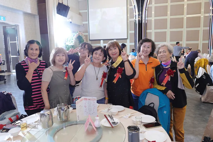 志工們相聚在一起，各個笑容滿面。