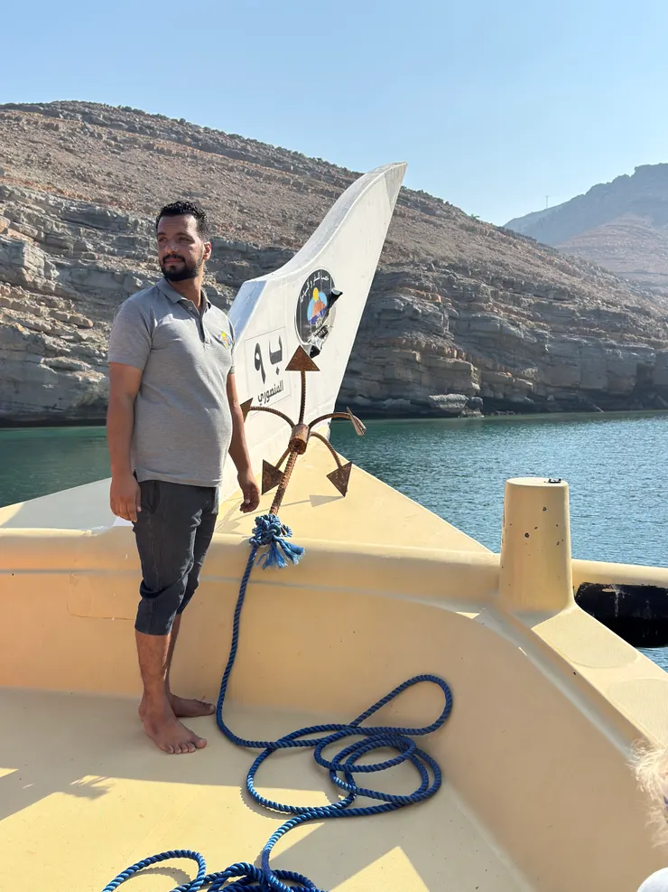 阿曼卡薩布木船船夫準備拋錨停船 作者拍攝