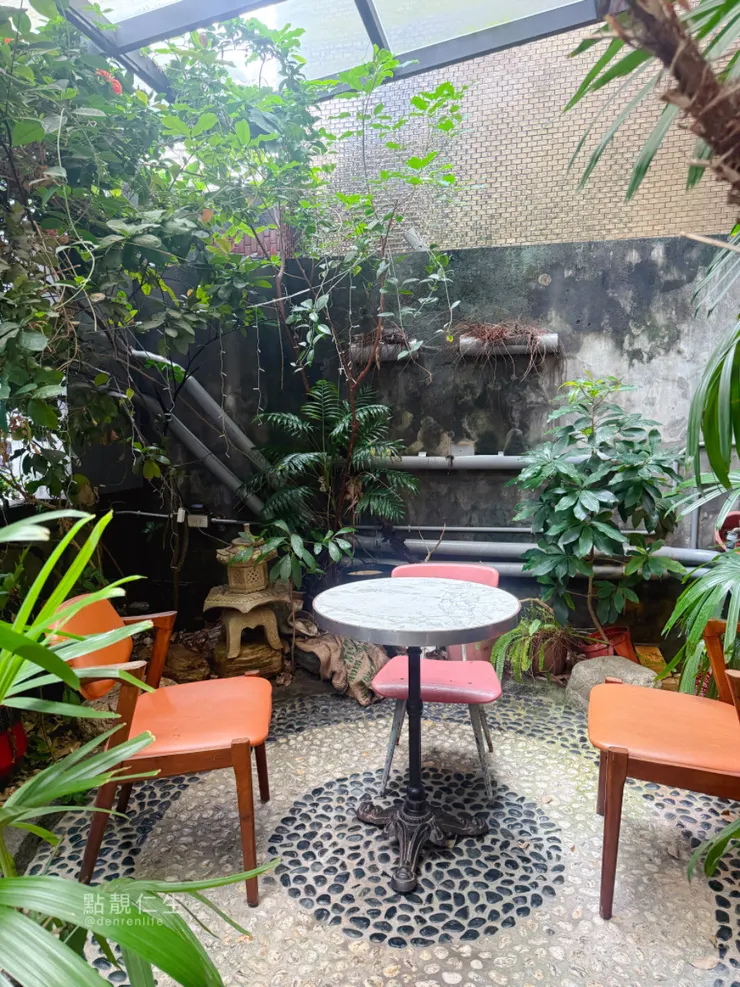 入門半露天陽台一角｜鴉埠咖啡