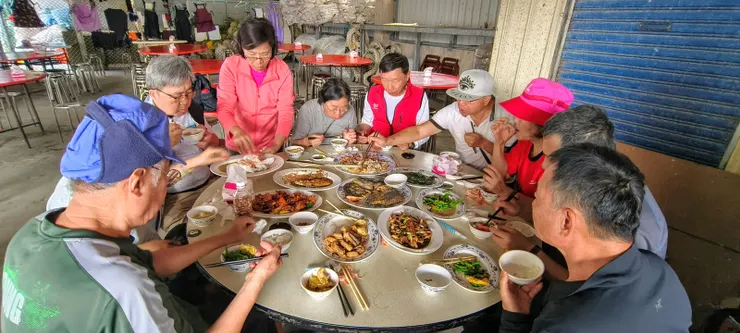 【阿滿姨小吃部本質是路邊攤 口味稍重魚湯鮮美花不多錢 別只埋首大嚼要防飛燕投矢】