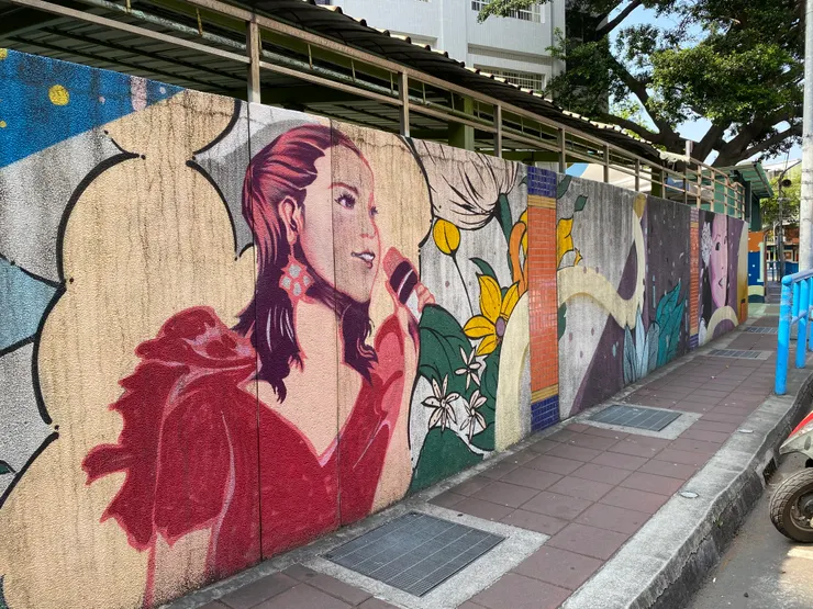 ▲蘆洲國小外牆彩繪著鄧麗君的意象，經過時，不禁讓人遙想她甜美的嗓音，以及曾陪伴一整個時代的旋律與記憶。