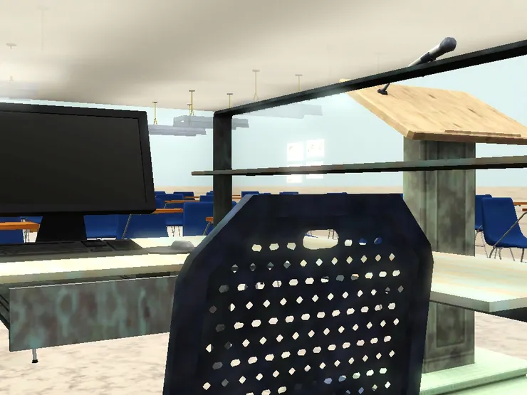 坐在電腦前面。