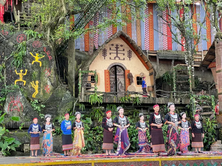 檳榔谷裡的黎族婦女表演歌舞