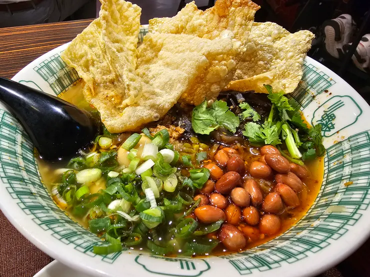 ●招牌螺鰤粉 用大碗公裝，份量超多