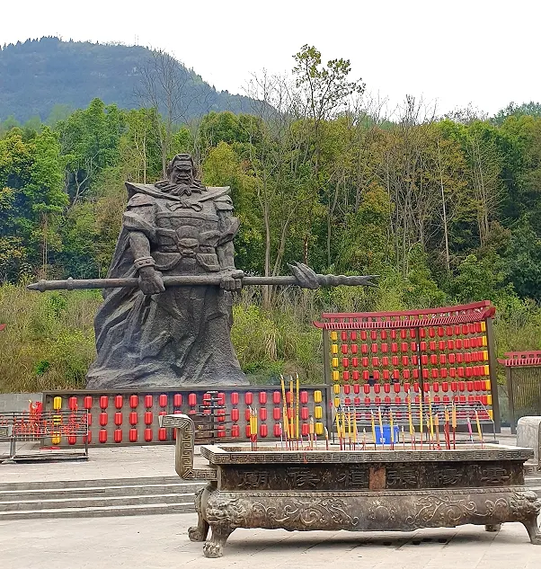 廣場有尊龐大的張飛雕像，前有巨大的香爐供人膜拜