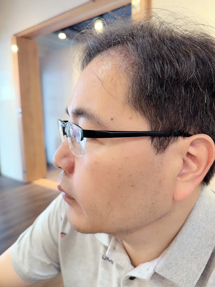 配戴新眼鏡後，閱讀說明書上的微小字體也毫不費力。