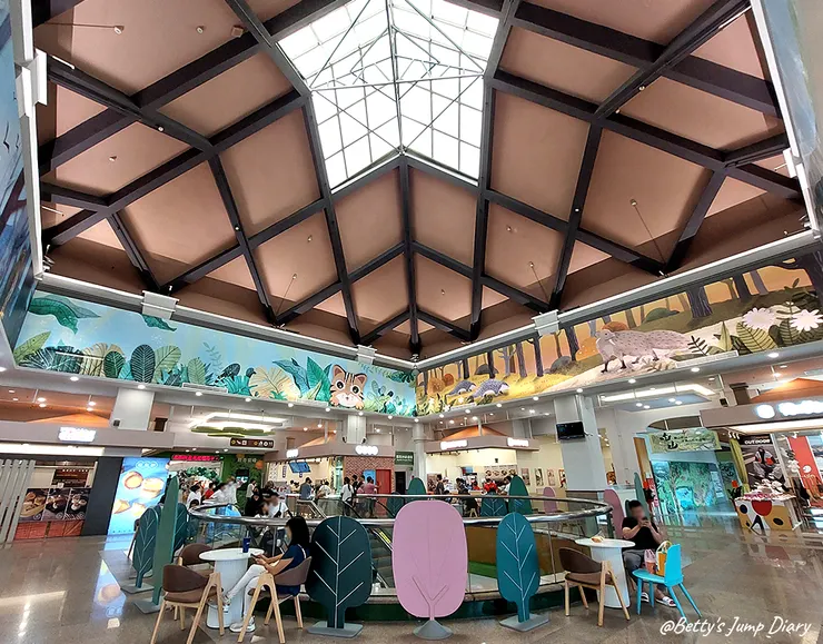 ▲西湖服務區「里山森林魔法村」南站2F大廳/圖片來源:Betty's Jump Diary