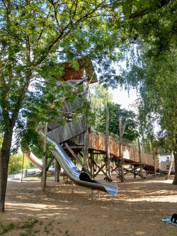 感覺像一棟建築的溜滑梯