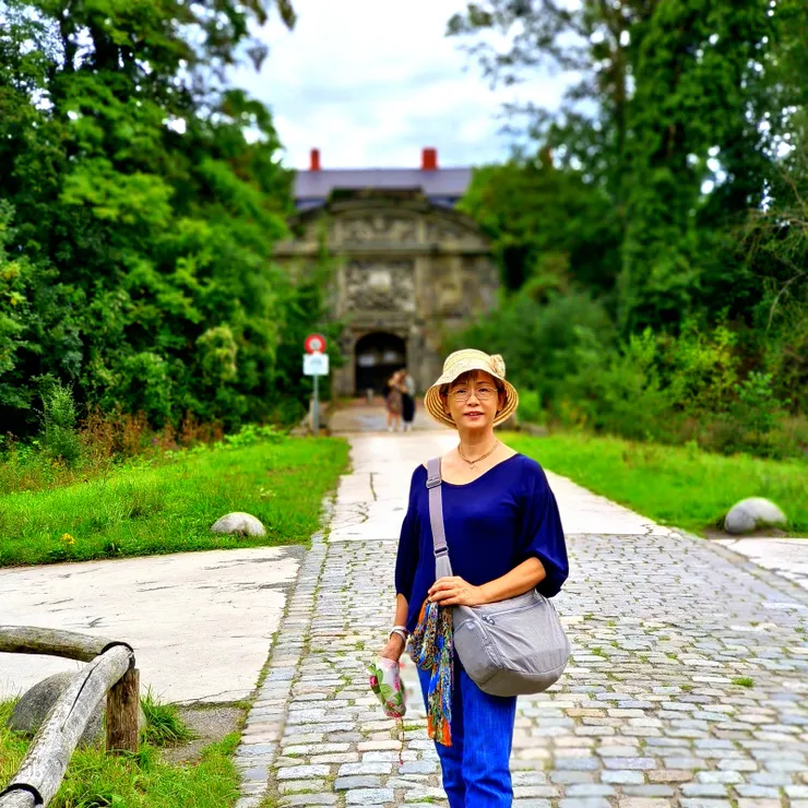 【河流草地池塘森林與沃邦城堡！在堡門前拍一張。】