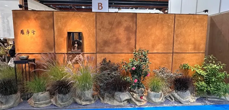 滿滿花草的維摩舍攤位門口