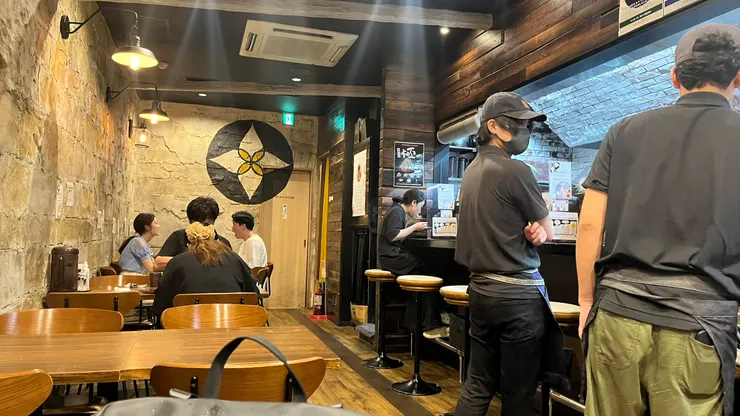 部分是方桌，部分是吧檯座位。